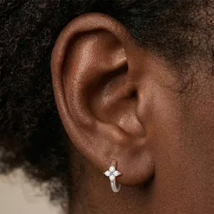 Gros plan sur la créole de cartilage en argent S925 avec moissanite en forme de fleur