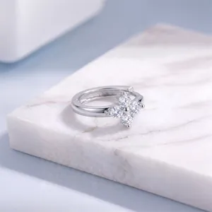 Détail d'une boucle d'oreille fleur en argent s925 avec pierres moissanites brillantes