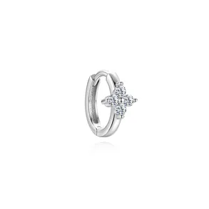 Gros plan détaillé sur boucle d'oreille créole fleur en argent S925 et moissanite pour femme