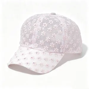 Detailansicht der rosa Spitzen-Baseballkappe mit Blumenstickerei und Strasssteinen