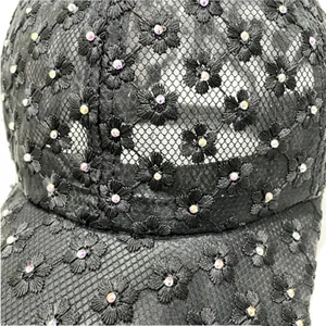 Detailansicht der schwarzen Spitzen-Baseballkappe mit Blumenmuster und bunten Strasssteinen