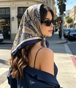 Vintage Paisley-Seidenkopftuch in Marineblau, 70 cm quadratisches Halstuch