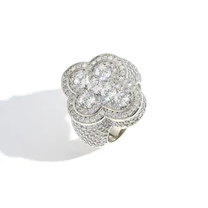 Dettaglio macro di un anello hip-hop con zirconi trasparenti a forma di quadrifoglio