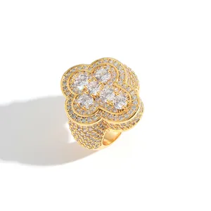 Dettaglio ravvicinato di un anello hip-hop placcato in oro con pietre di zirconi cubici