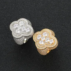Vista macro dettagliata di anelli hip hop in oro e argento con zirconi micro-pave