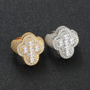 Vista dettagliata di anelli hip-hop in oro e argento con pietre di zirconia micro-pave