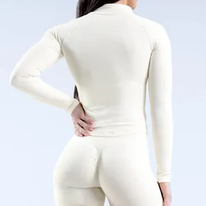 Détail arrière d'un haut de yoga beige sans couture et d'un legging sculptant fessier