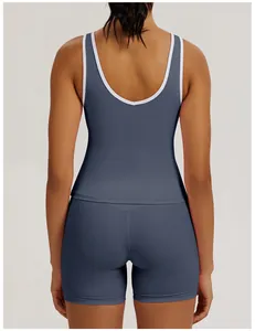 Detailansicht der Rückseite eines blauen Sport-Tops mit weißen Paspeln und Shorts