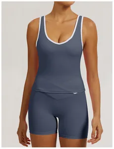 Nahaufnahme eines schieferblauen Damen-Yoga-Tops mit elegantem weißem Kontrastbesatz