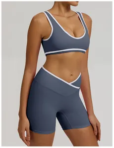 Detailaufnahme eines blauen Yoga-Sets mit V-förmigen Shorts und passendem Sport-BH
