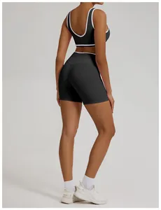 Detailansicht der schwarzen High-Waist-Yogashorts mit weißem Rand und Peach-Lift-Effekt.