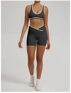 Sportliches zweiteiliges Set mit hoch taillierten Crossover-Yoga-Shorts in Anthrazit
