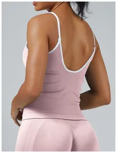 Rückansicht eines rosa Yoga-Tops mit weißem Kontrastrand und tiefem Rückenausschnitt