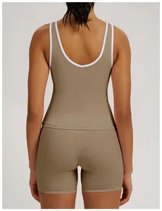 Rückansicht der Passform eines engen, farblich abgesetzten Yoga-Tanktops und Shorts in Khaki
