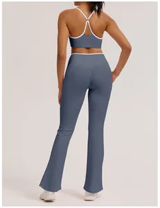 Rückansicht eines blauen Yoga-Sets mit kontrastierendem Saum und Schlaghose