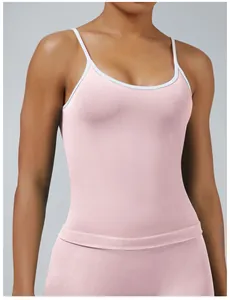 Nahaufnahme eines rosa Yoga-Tops mit weißem Kontrastrand und schmalen Trägern.