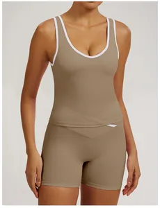 Professionelles zweiteiliges Yoga-Set in Khaki mit weißem Rand, Sporttop und Shorts.