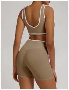 Rückansicht von olivgrünen Yoga-Shorts mit hoher Taille und passendem Sport-BH mit weißem Rand.