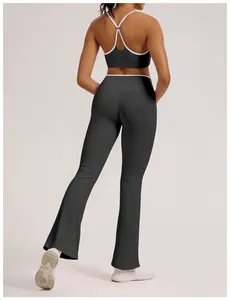 Rückansicht einer schwarzen, hoch taillierten Schlaghose für Yoga mit weißem Bund.
