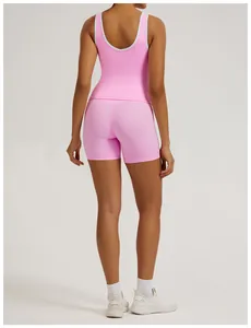 Rückansicht eines rosa Yoga-Tops und passender Shorts für das Fitnesstraining von Frauen