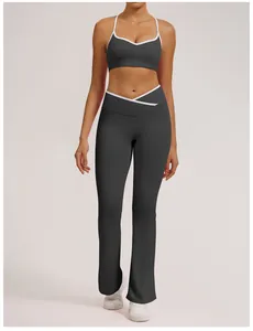Dunkelgraues Yoga-Set mit ausgestellter Hose, überkreuzter hoher Taille und Sport-BH