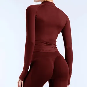 Vue arrière détaillée de la veste de yoga bordeaux sans couture pour femme pour le fitness