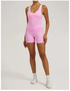 Professionelle Vorderansicht des rosa zweiteiligen Yoga-Sets mit weißem Rand und Sportschuhen