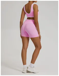 Detailansicht der Rückseite einer rosa Yoga-Shorts mit hoher Taille und Push-up-Effekt