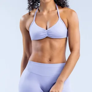 Detail van naadloze paarse yogaset met halter sportbeha en hoge taille legging