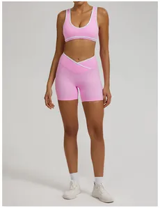 Detailansicht der rosa Yoga-Shorts mit hoher Taille, Cross-Design und weißem Saum