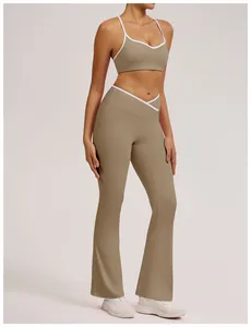 Vollansicht eines khakifarbenen Yoga-Sets mit ausgestellter Hose und Sport-BH