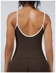 Rückansicht eines sportlichen Damen-Tops in Braun und Weiß für Yoga und Fitness Training