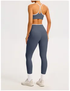 Vista posteriore dei leggings da yoga grigi a vita alta con bordo bianco a contrasto.