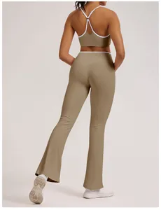 Rückansicht von Khaki Yoga-Set mit Schlaghose und Cross-Back Sport-BH mit hohem Bund