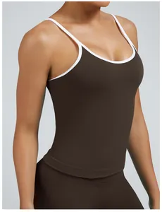 Detailansicht eines eng anliegenden Yoga-Tops für Damen mit weißer Paspelierung