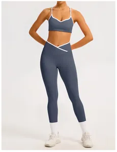Vista frontale di un set da yoga grigio-blu con legging incrociati e reggiseno sportivo