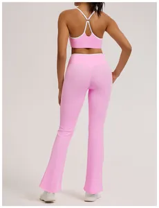 Rückansicht von stylischen rosa Yoga-Schlaghosen und passendem Sport-BH-Set für Fitness