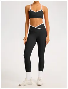 Dettaglio dei leggings da yoga neri con vita alta incrociata e reggiseno sportivo coordinato