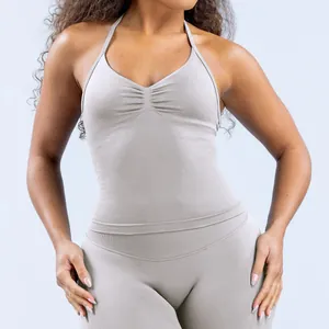 Detalle del top con cuello halter y la textura de la tela sin costuras del conjunto yoga.