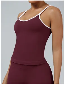 Detailansicht eines burgunderroten Yoga-Camisoles für Damen mit weißem Kontrastrand