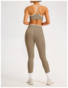 Vista posteriore del set di leggings da yoga a vita alta e reggiseno sportivo incrociato