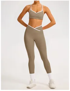 Completo yoga donna verde salvia con bordo bianco a contrasto e vita incrociata, intero