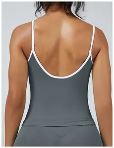 Detailaufnahme eines Yoga-Tops für Damen mit tiefem Rücken und Kontrastpaspel