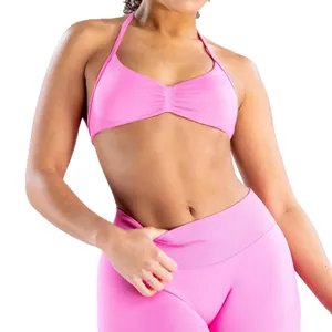 Roze naadloze yogaset met halter sportbeha en legging voor fitness en hardlopen
