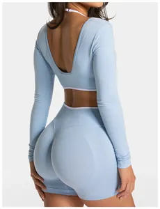 Vista posteriore del top da yoga azzurro a maniche lunghe senza cuciture con design bicolore