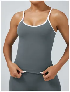 Detailansicht eines grauen Sport-Tops mit weißem Kontrastsau für Yoga, Fitness und Training