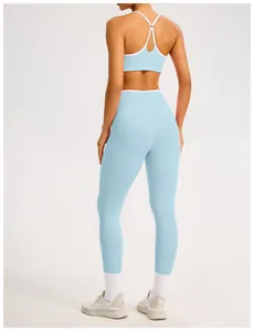Vista posteriore di leggings yoga azzurri a vita alta e reggiseno sportivo set.