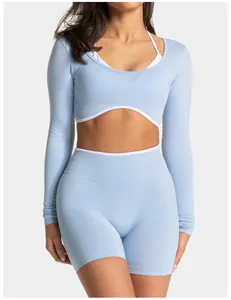 Dettaglio del set yoga azzurro a maniche lunghe senza cuciture e pantaloncini fitness a vita alta