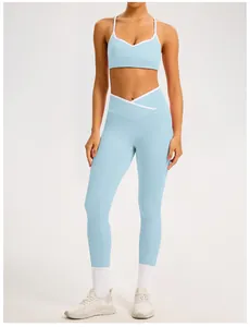 Set yoga celeste con leggings a vita alta incrociata e reggiseno sportivo studio
