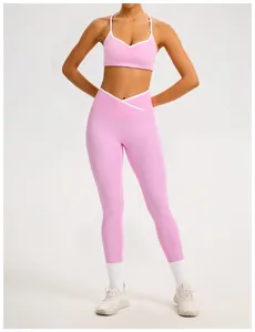 Visuale dettagliata del set leggings yoga rosa a vita incrociata e reggiseno sport